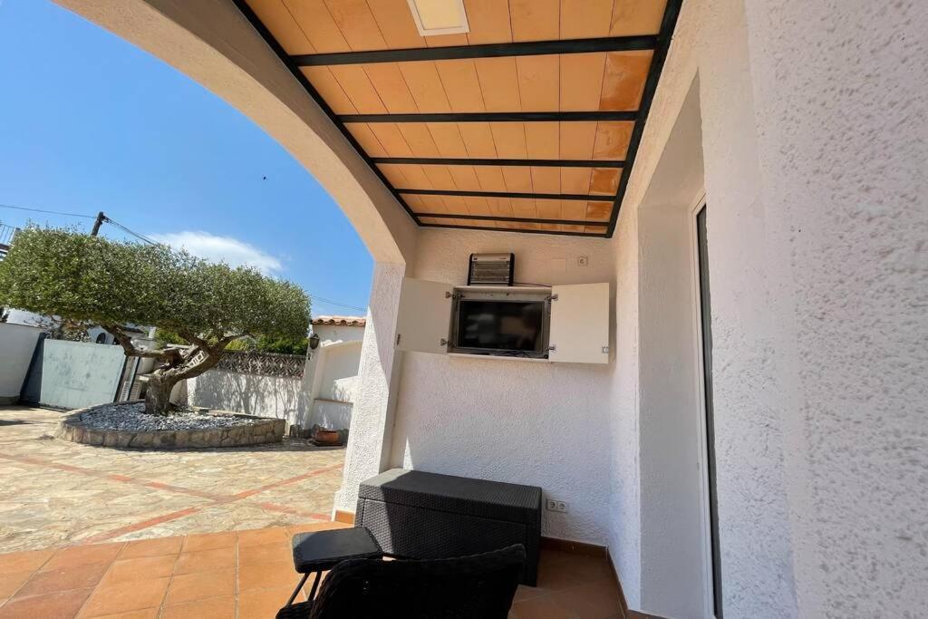 Villa Cozy Empuriabrava Piscina Privada Eksteriør bilde